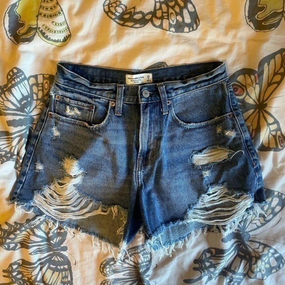 Abercrombie and Fitch curvy love the boyfriend mid rise shorts